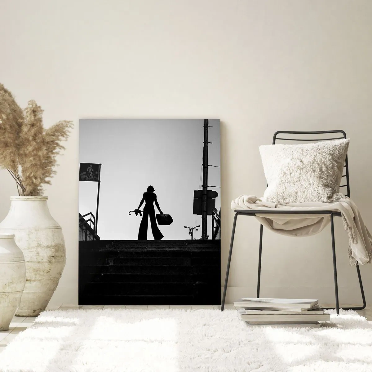 Impression sur verre - Image sur verre - Silhouette noire et blanche d'une femme sur fond de paysage urbain - 50x70cm - Pèlerinage urbain - Décoration murale moderne pour le salon et la chambre ARTTOR