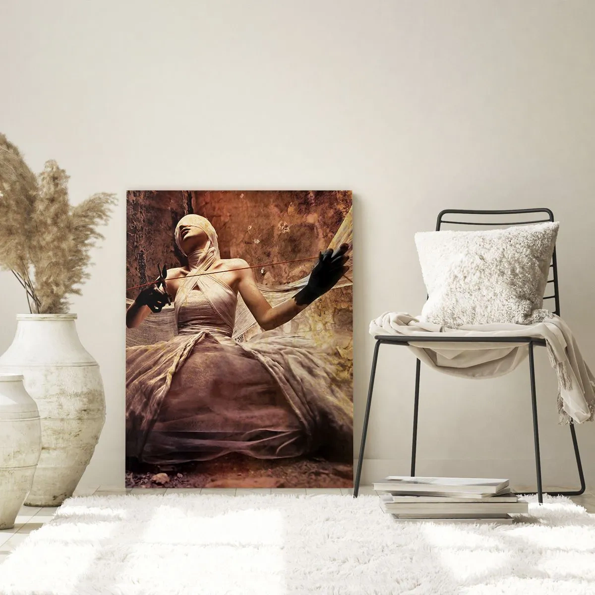 Impression sur verre - Image sur verre - Une figure de femme dans un décor artistique avec des tissus - 50x70cm - Déesse du destin - Décoration murale moderne pour le salon et la chambre ARTTOR