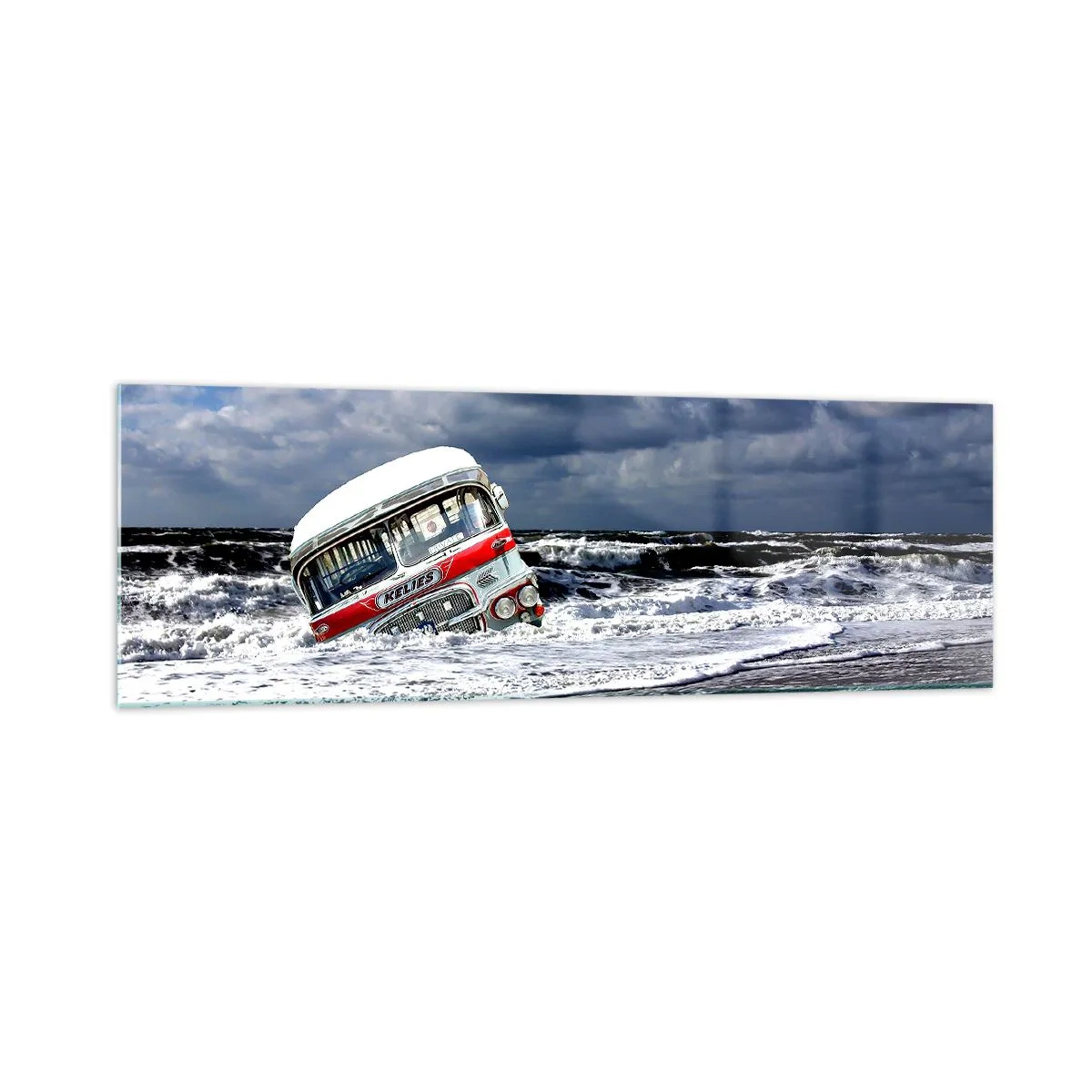 Impression sur verre - Image sur verre - Un bus coulé sur la plage au milieu des vagues et d'une mer agitée - 160x50cm - Et qu'est-ce qui vous étonne ? - Décoration murale moderne pour le salon et la chambre ARTTOR