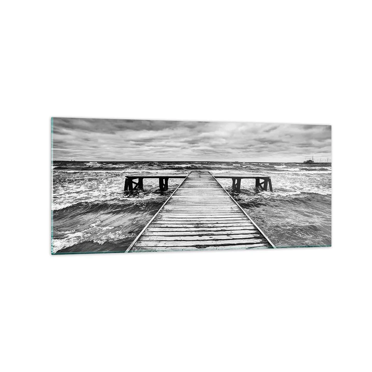Impression sur verre - Image sur verre - Une vue en noir et blanc d'une jetée en bois sur une mer agitée. - 120x50cm - J'attends que le vent, ça le chassera... - Décoration murale moderne pour le salon et la chambre ARTTOR