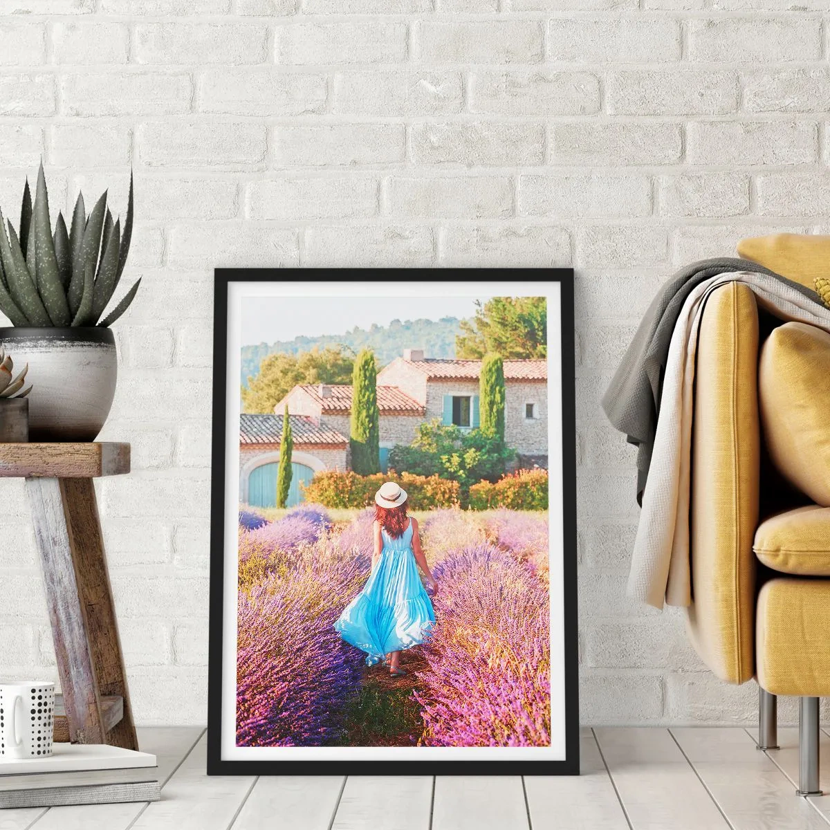Affiche dans un cadre noir - Poster - Une femme en robe bleue marchant dans un champ de lavande. - 50x70cm - Fille de la lavande - Décoration murale moderne pour le salon et la chambre ARTTOR