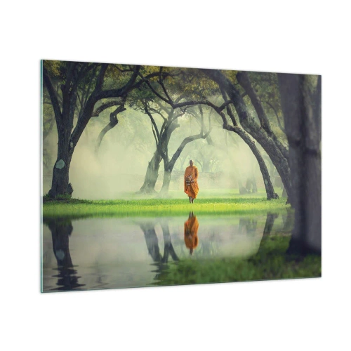 Impression sur verre - Image sur verre - Un moine en robe orange marche parmi les arbres au bord de l'eau - 100x70cm - En route vers l'illumination - Décoration murale moderne pour le salon et la chambre ARTTOR