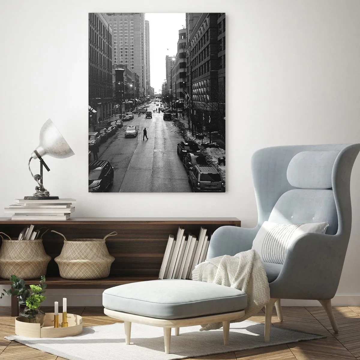Impression sur verre - Image sur verre - Une rue en noir et blanc avec un passant parmi des bâtiments modernes - 50x70cm - Un autre jour comme tous les autres jours - Décoration murale moderne pour le salon et la chambre ARTTOR