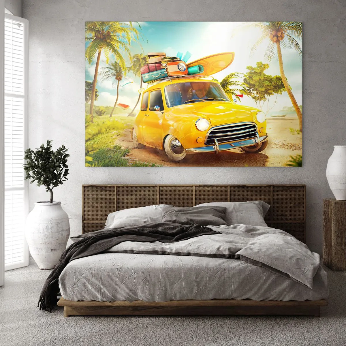 Impression sur verre - Image sur verre - Une voiture jaune avec des bagages sur le toit sur une plage tropicale. - 120x80cm - Un voyage pour plus d'un sourire - Décoration murale moderne pour le salon et la chambre ARTTOR