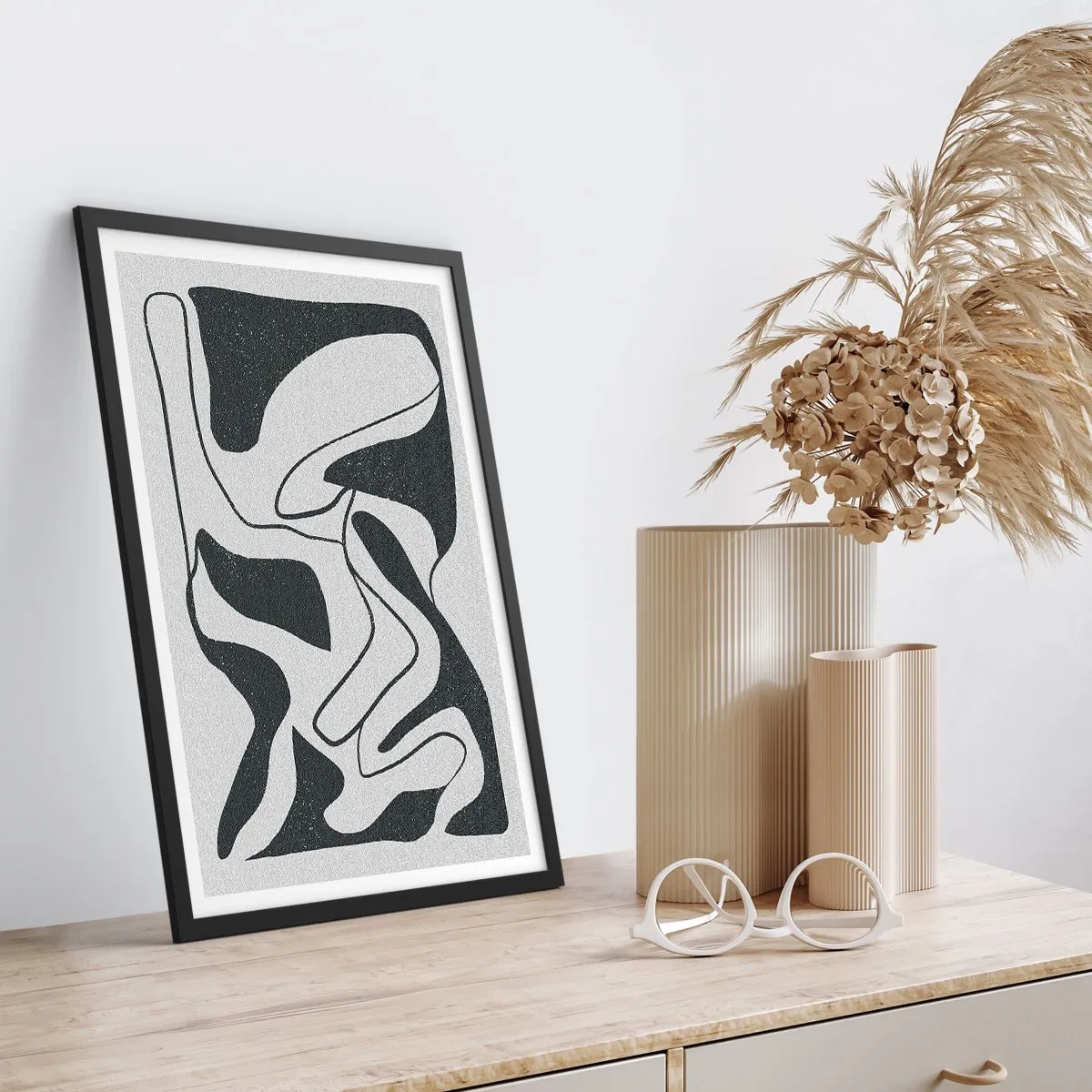 Affiche dans un cadre noir - Poster - Abstraction en noir et blanc avec des formes organiques - 50x70cm - Amusement de labyrinthe abstrait - Décoration murale moderne pour le salon et la chambre ARTTOR