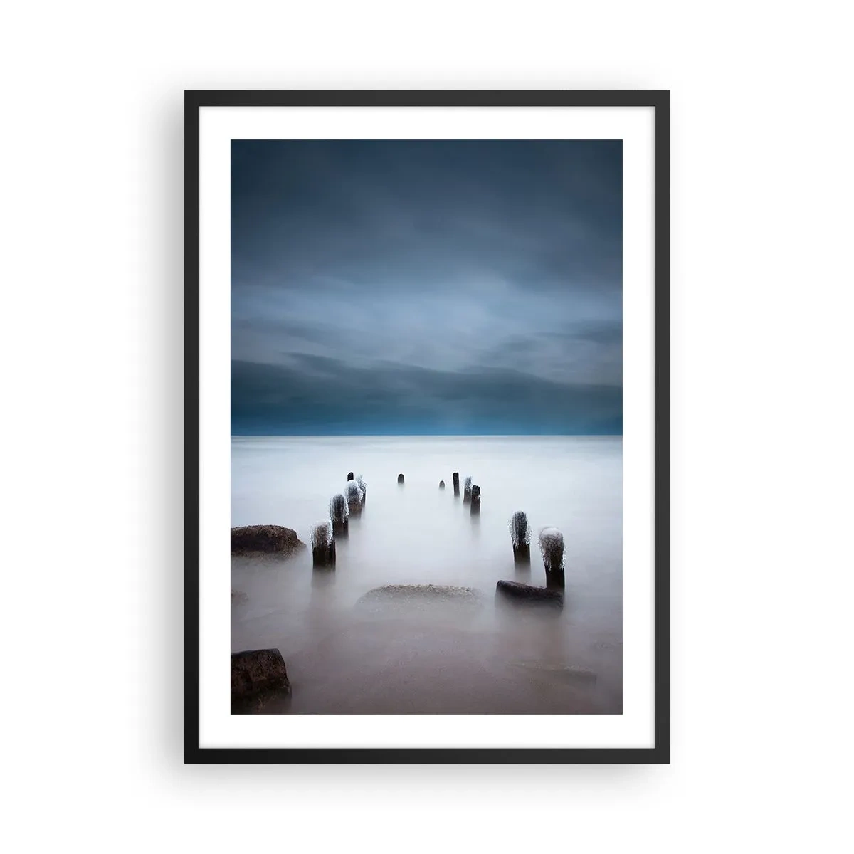 Affiche dans un cadre noir - Poster - Une vue maussade de pilotis en bois dans l'eau - 50x70cm - Lac pensif - Décoration murale moderne pour le salon et la chambre ARTTOR