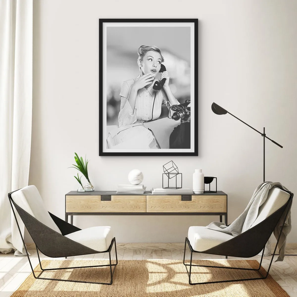 Affiche dans un cadre noir - Poster - Femme des années 1950 parlant au téléphone dans un bureau - 50x70cm - Hello! Ici les années 50 - Décoration murale moderne pour le salon et la chambre ARTTOR