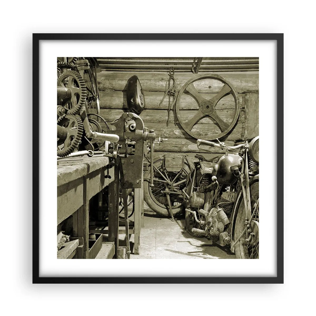 Affiche dans un cadre noir - Poster - Dans le hangar de l'oncle Władek - 50x50 cm