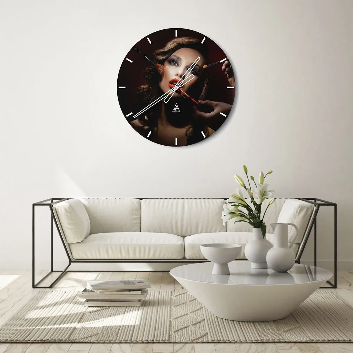 Horloge murale - Pendule murale - Portrait d'une femme se faisant maquiller - 30x30cm - Belle rêveuse - Décoration murale moderne pour le salon, la cuisine et la chambre ARTTOR