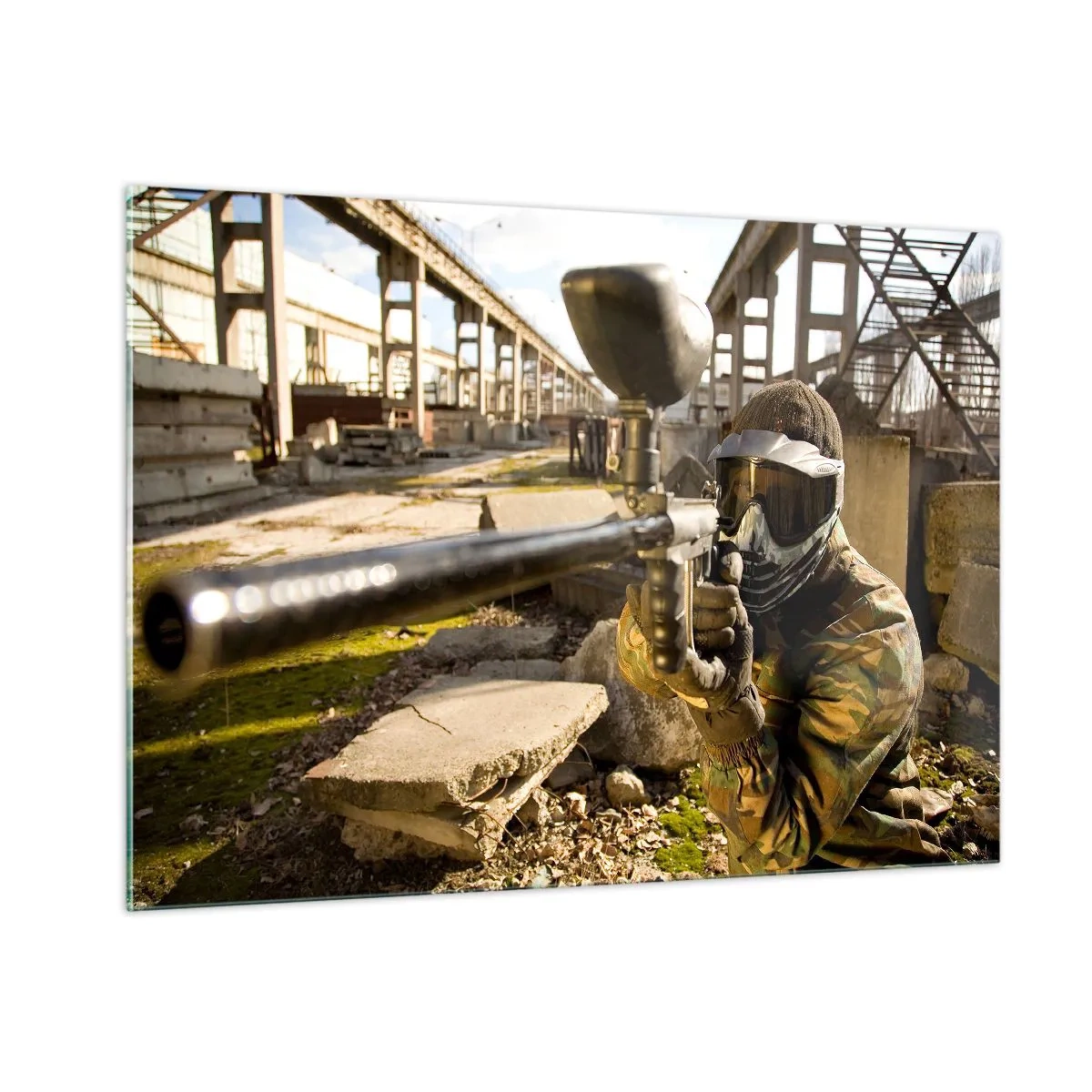 Impression sur verre - Image sur verre - Joueur de paintball en action dans un environnement industriel - 100x70cm - Et vous pouvez devenir un héros - Décoration murale moderne pour le salon et la chambre ARTTOR
