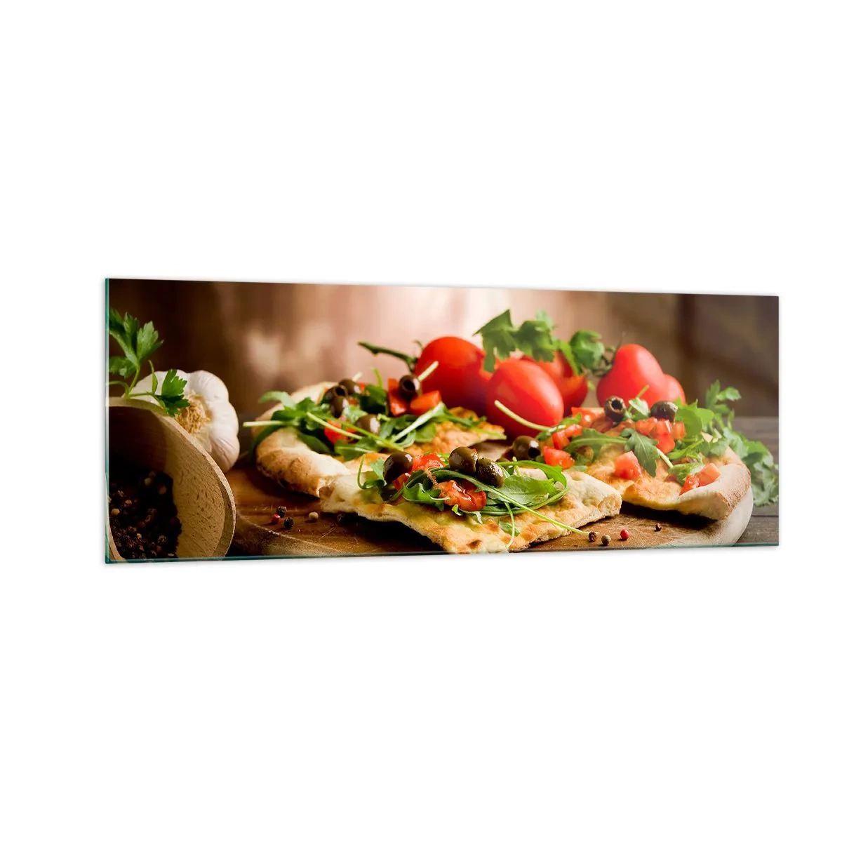 Impression sur verre - Image sur verre - Pizza aux légumes sur une planche en bois dans un style rustique - 140x50cm - Directement du four et du jardin - Décoration murale moderne pour le salon et la chambre ARTTOR