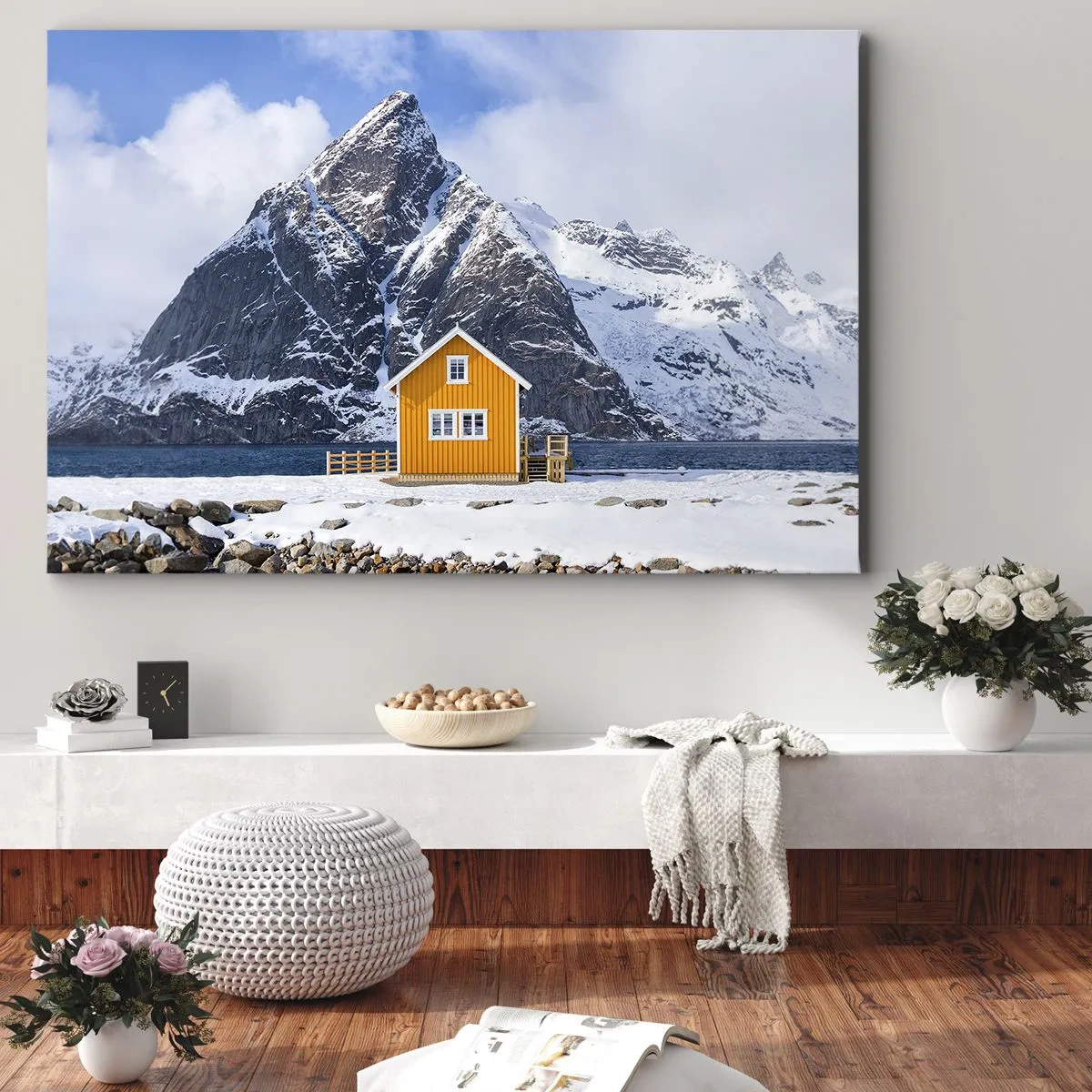 Impression sur toile - Image sur toile - Une maison jaune sur fond de montagnes enneigées et de la mer - 100x70cm - Vacances scandinaves - Décoration murale moderne pour le salon et la chambre ARTTOR