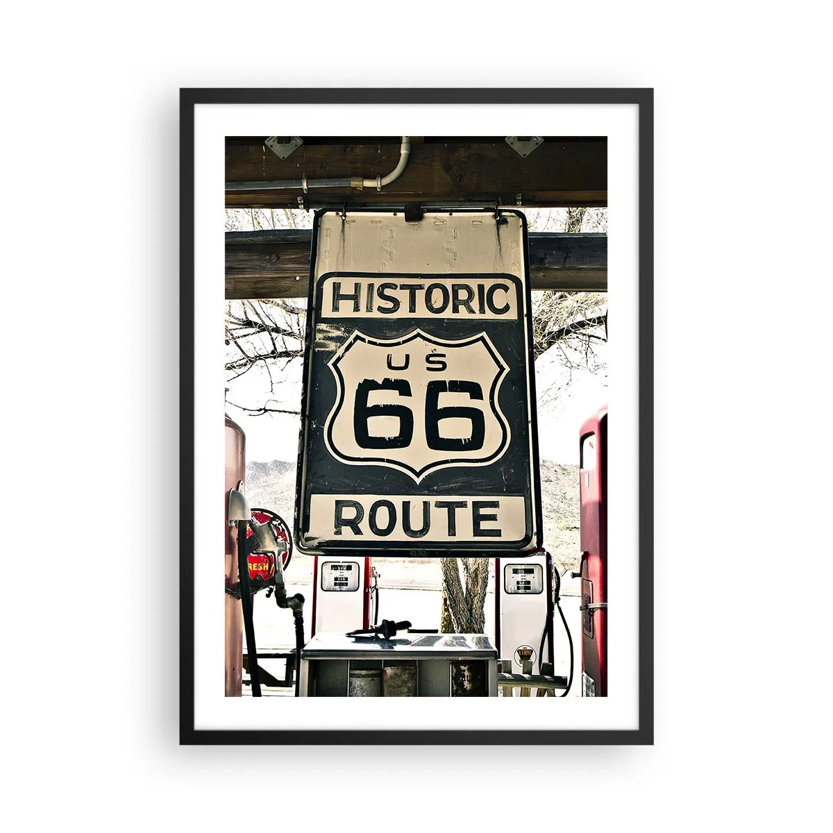 Affiche dans un cadre noir - Poster - Panneau Route 66 devant une station-service - 50x70cm - Voyage rétro américain - Décoration murale moderne pour le salon et la chambre ARTTOR