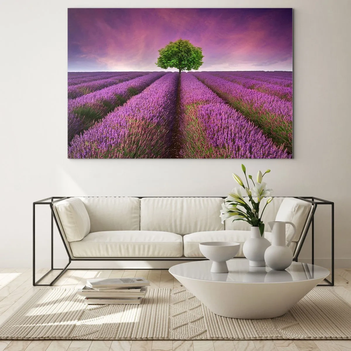 Impression sur verre - Image sur verre - Un champ de lavande avec un arbre solitaire contre le ciel - 100x70cm - Dans un champs de lavande - Décoration murale moderne pour le salon et la chambre ARTTOR