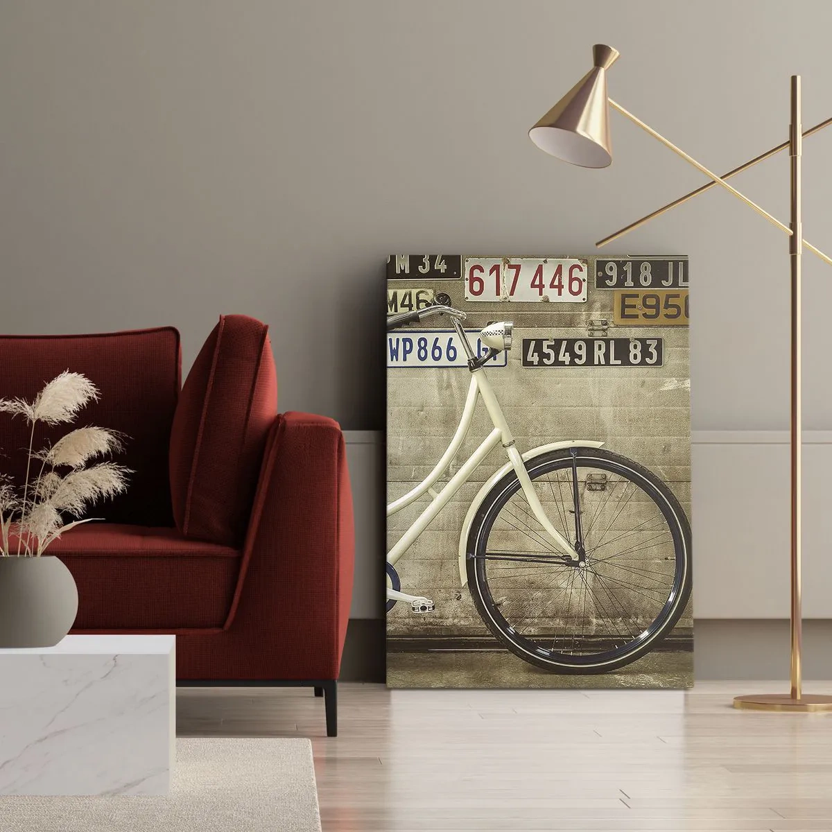 Impression sur toile - Image sur toile - Un vélo rétro contre un mur décoré de plaques d'immatriculation - 80x120cm - Pas de complexes - Décoration murale moderne pour le salon et la chambre ARTTOR