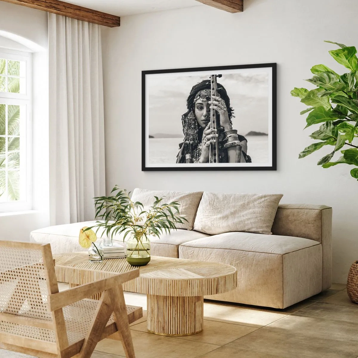 Affiche dans un cadre noir - Poster - Portrait d'une femme en bijoux ethniques tenant un instrument à la main - 70x50cm - Musique de l'Orient elle-même - Décoration murale moderne pour le salon et la chambre ARTTOR