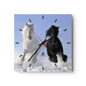 Horloge murale - Pendule murale - Un cheval blanc et un cheval noir galopant dans la neige - 30x30cm - Galop noir et blanc - Décoration murale moderne pour le salon et la chambre ARTTOR