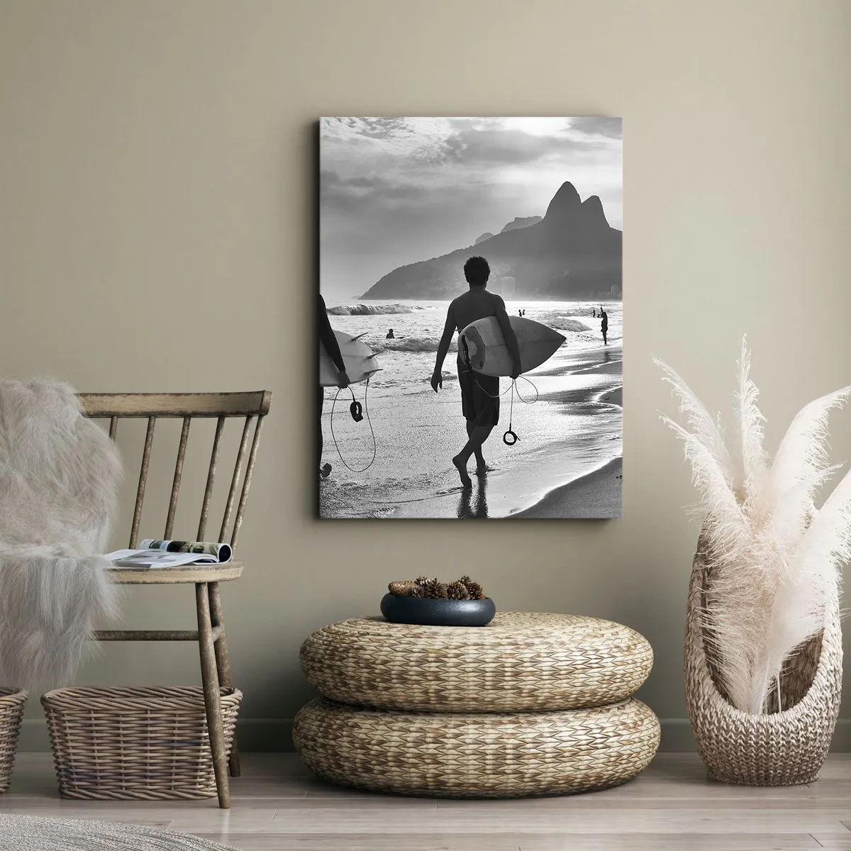 Impression sur toile - Image sur toile - Deux surfeurs marchant sur la plage avec leurs planches en noir et blanc. - 50x70cm - Samba sur une vague - Décoration murale moderne pour le salon et la chambre ARTTOR