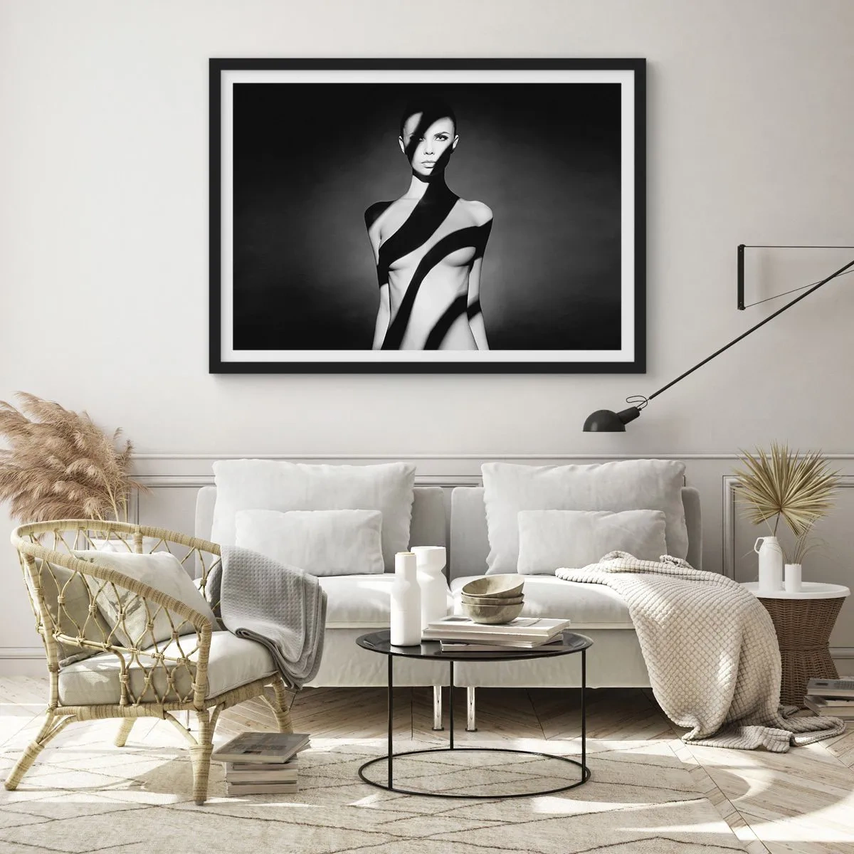 Affiche dans un cadre noir - Poster - Portrait noir et blanc d'une femme dans l'ombre et la lumière - 70x50cm - Dans la brillance et l'ombre - Décoration murale moderne pour le salon et la chambre ARTTOR