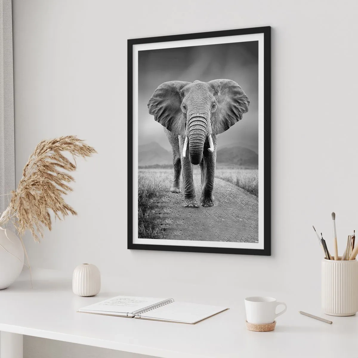 Affiche dans un cadre noir - Poster - Un éléphant sur un paysage africain en noir et blanc - 50x70cm - Les hôtes vous saluent - Décoration murale moderne pour le salon et la chambre ARTTOR