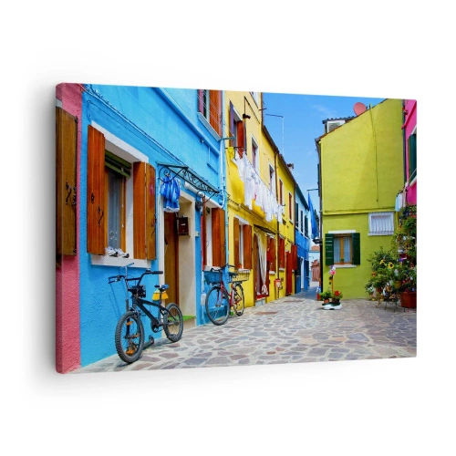 Impression sur toile - Image sur toile - Une rue colorée avec des vélos parmi des bâtiments pastel - 70x50cm - Pastel, douce ruelle - Décoration murale moderne pour le salon et la chambre ARTTOR