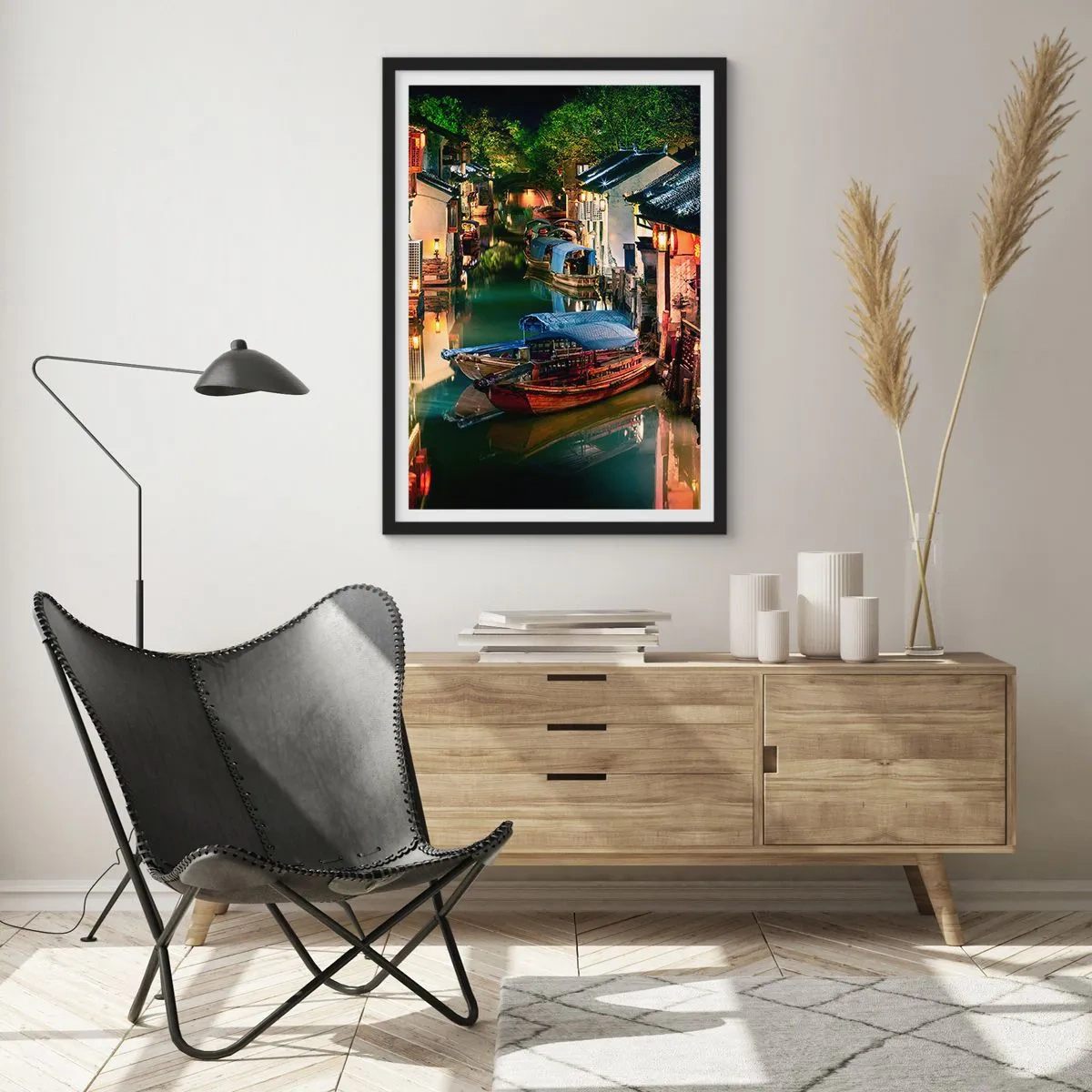 Affiche dans un cadre noir - Poster - Un canal d'eau avec des bateaux entourés de bâtiments traditionnels la nuit - 50x70cm - Soirée dans une rue chinoise - Décoration murale moderne pour le salon et la chambre ARTTOR
