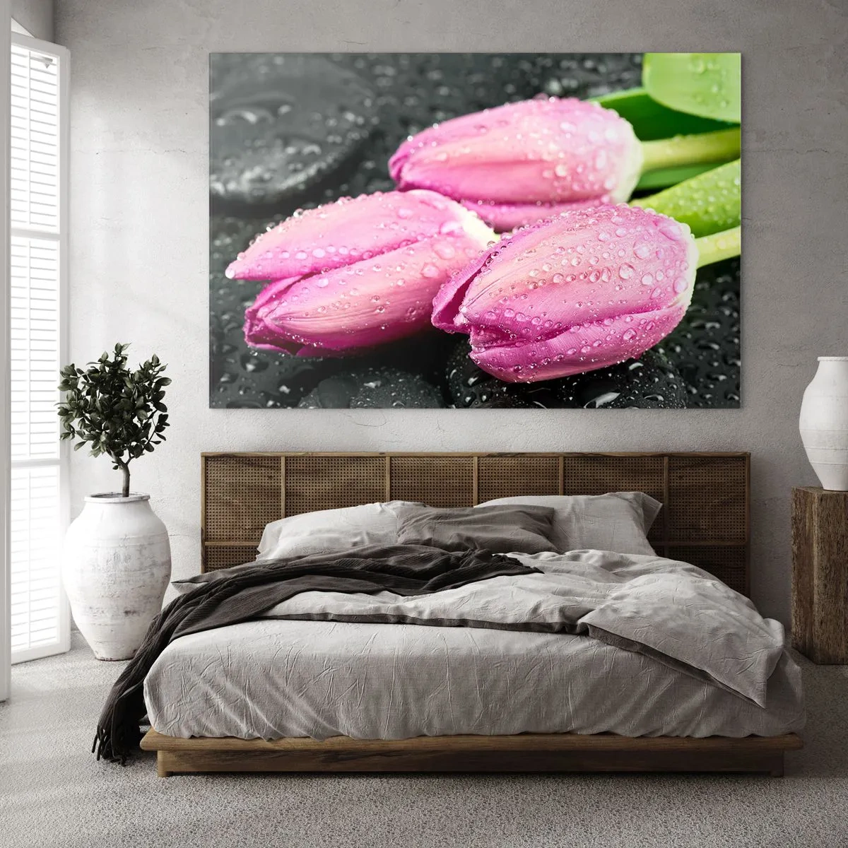Impression sur verre - Image sur verre - Trois tulipes roses recouvertes de gouttes d'eau sur fond noir. - 120x80cm - Lilas trois sur une pierre noire - Décoration murale moderne pour le salon et la chambre ARTTOR