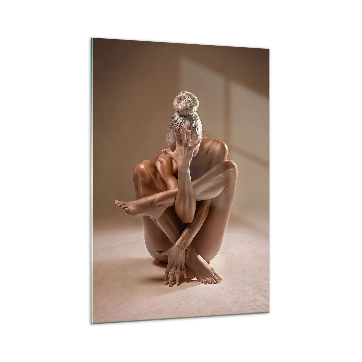 Impression sur verre - Image sur verre - Une femme sensuelle dans une pose artistique sur un fond d'ombre. - 50x70cm - Unité du corps et de l'âme - Décoration murale moderne pour le salon et la chambre ARTTOR