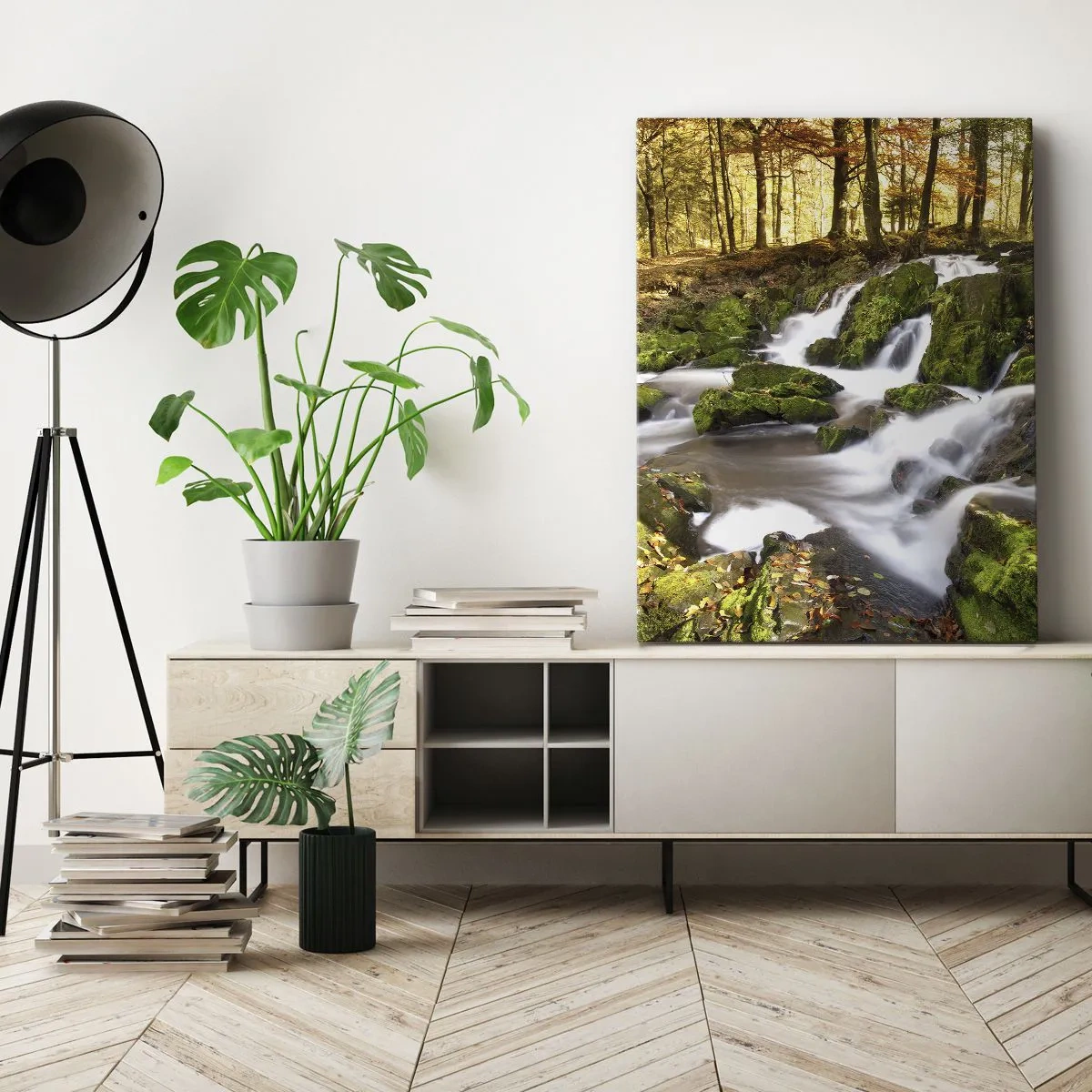 Impression sur toile - Image sur toile - Un paysage boisé avec une cascade entourée de mousse - 50x70cm - Rapidement à travers la forêt d'automne - Décoration murale moderne pour le salon et la chambre ARTTOR