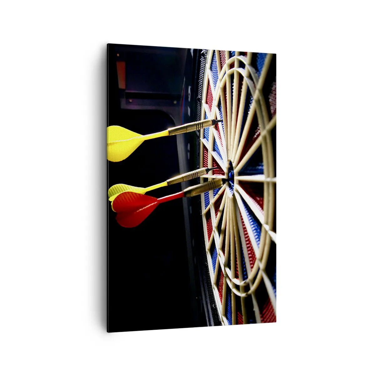 Impression sur toile - Image sur toile - Un jeu de fléchettes avec des fléchettes frappées sur un fond noir - 80x120cm - Droit au but - Décoration murale moderne pour le salon et la chambre ARTTOR