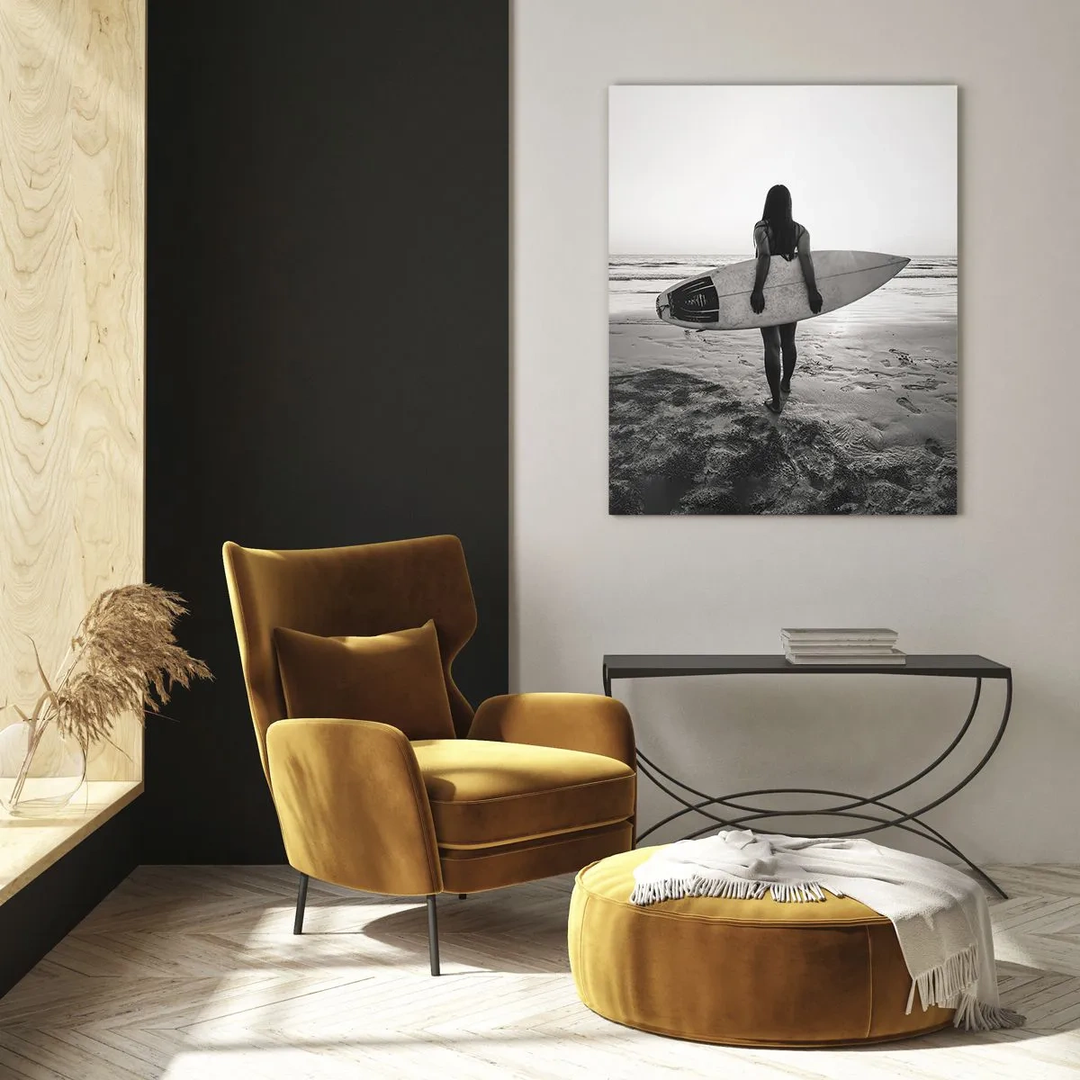 Impression sur verre - Image sur verre - Femme avec planche de surf sur la plage en noir et blanc - 70x100cm - Fille des vagues de la mer - Décoration murale moderne pour le salon et la chambre ARTTOR