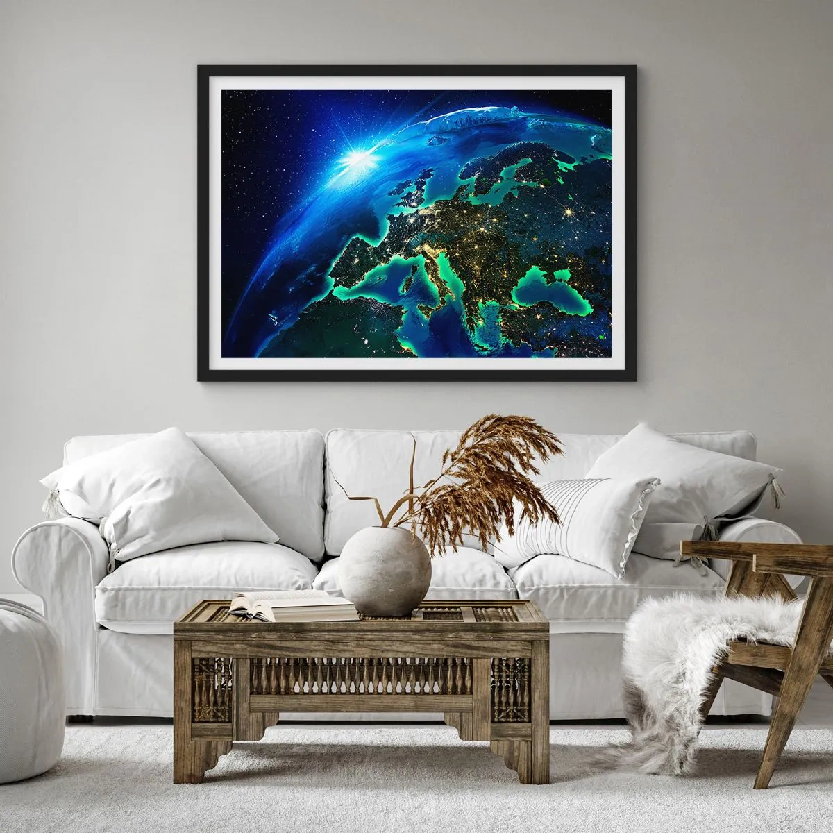 Affiche dans un cadre noir - Poster - Une vue d'Europe depuis l'espace à la lueur du soleil levant. - 100x70cm - Europe pétillante - Décoration murale moderne pour le salon et la chambre ARTTOR