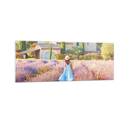 Impression sur verre - Image sur verre - Une femme en robe bleue marchant dans un champ de lavande avec vue sur une maison. - 140x50cm - Fille de la lavande - Décoration murale moderne pour le salon et la chambre ARTTOR