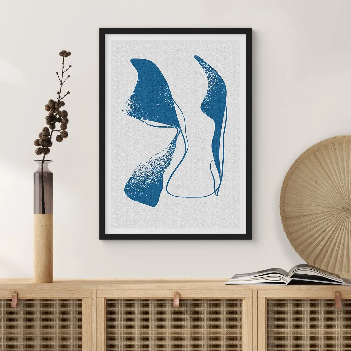 Affiche dans un cadre noir - Poster - Formes abstraites dans des tons de bleu sur fond clair - 50x70cm - Abstraction ailée - Décoration murale moderne pour le salon et la chambre ARTTOR
