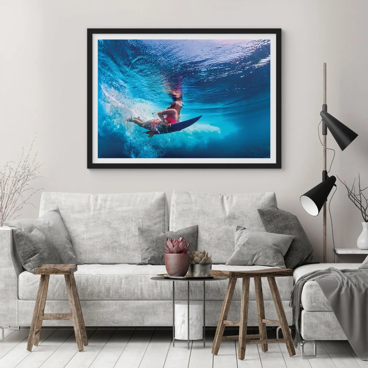 Affiche dans un cadre noir - Poster - Un surfeur sous l'eau dans une composition dynamique aux tons bleus. - 70x50cm - Joie profonde - Décoration murale moderne pour le salon et la chambre ARTTOR