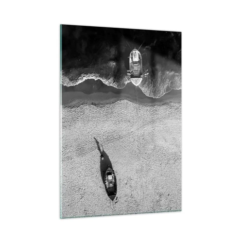 Impression sur verre - Image sur verre - Bateaux noirs et blancs et leurs ombres sur une plage de sable vue d'en haut - 50x70cm - Toujours sur le rivage… - Décoration murale moderne pour le salon et la chambre ARTTOR