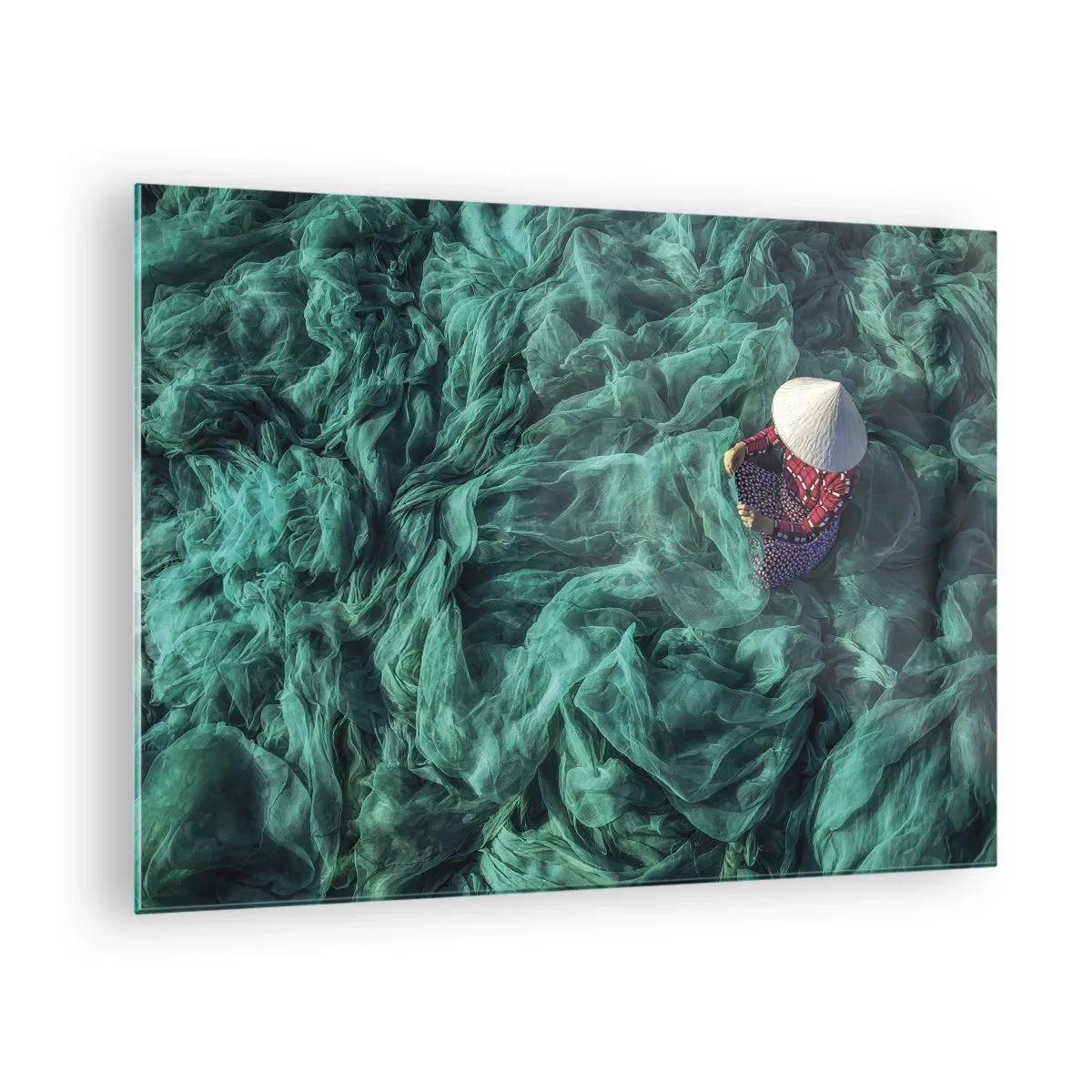 Impression sur verre - Image sur verre - Une femme portant un chapeau traditionnel réparant des filets - 70x50cm - Dans une mer de filet - Décoration murale moderne pour le salon et la chambre ARTTOR