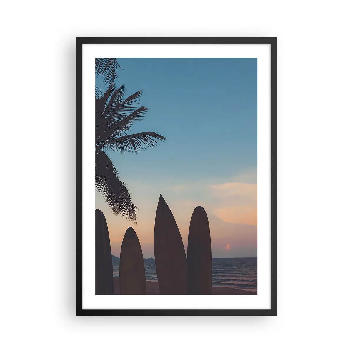 Affiche dans un cadre noir - Poster - Planches de surf sur la plage avec un coucher de soleil et des palmiers en arrière-plan - 50x70cm - Demain sera amusant aussi - Décoration murale moderne pour le salon et la chambre ARTTOR