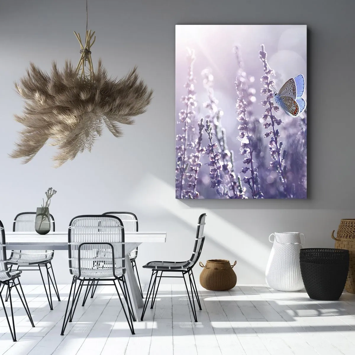 Impression sur toile - Image sur toile - Un papillon sur une lavande en fleurs dans la lumière du matin - 50x70cm - Baiser de papillon - Décoration murale moderne pour le salon et la chambre ARTTOR