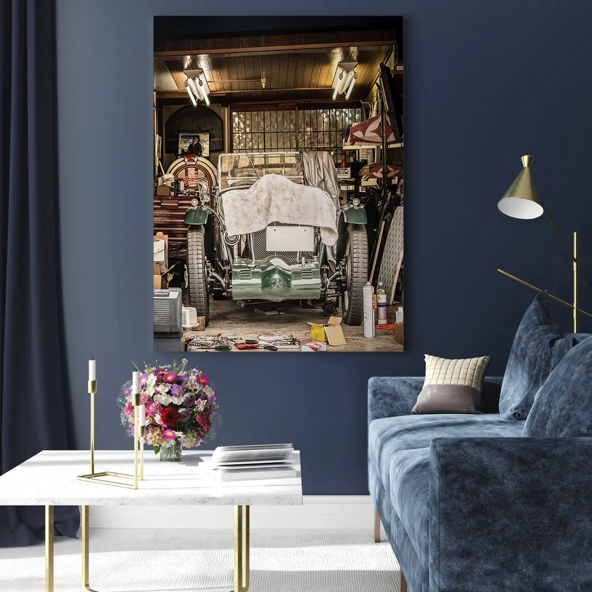 Impression sur verre - Image sur verre - Une vieille voiture dans un garage entourée d'outils et d'équipements - 70x100cm - Retour vers le passé - Décoration murale moderne pour le salon et la chambre ARTTOR