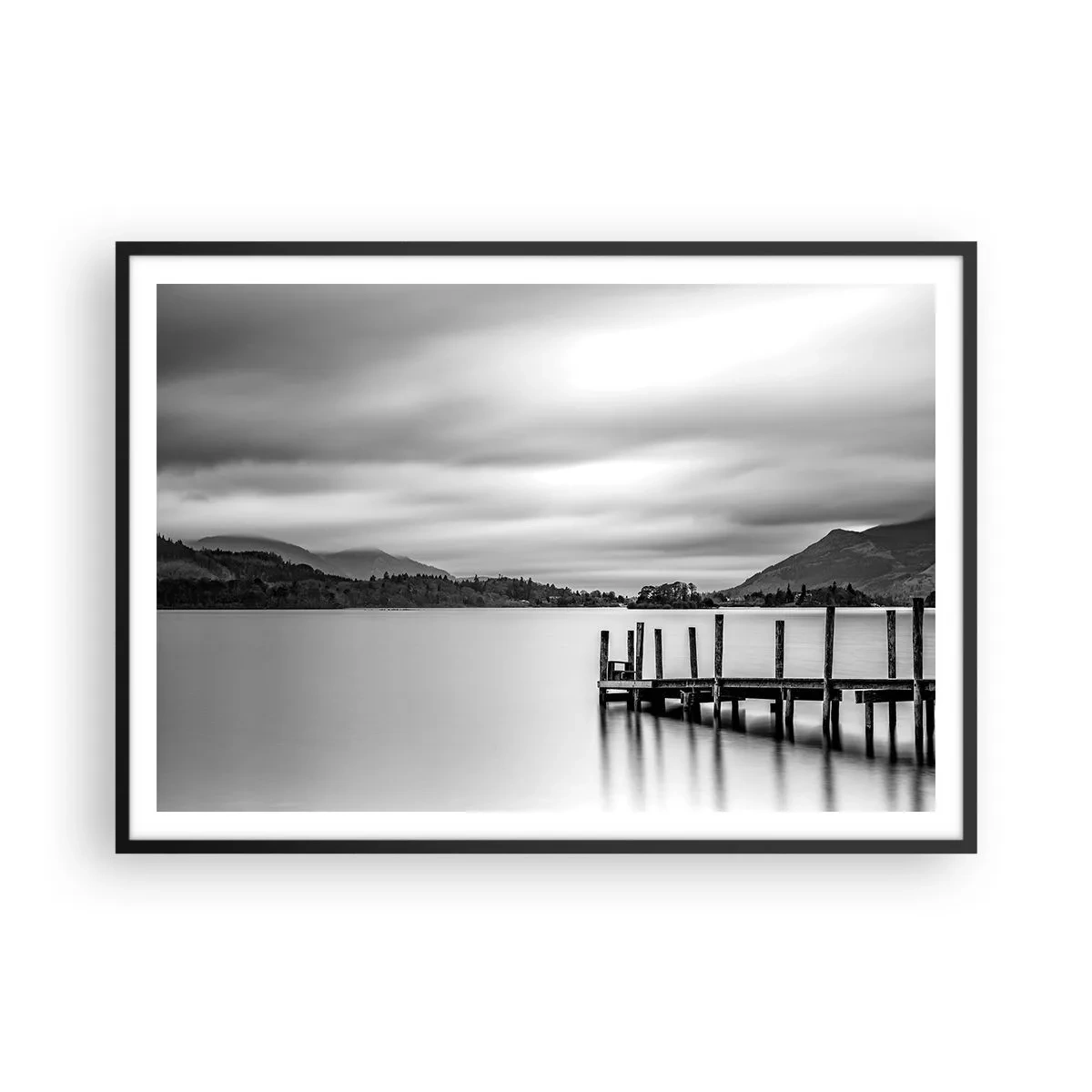 Affiche dans un cadre noir - Poster - Paysage noir et blanc avec une jetée sur un lac - 100x70cm - Douceur et force - Décoration murale moderne pour le salon et la chambre ARTTOR