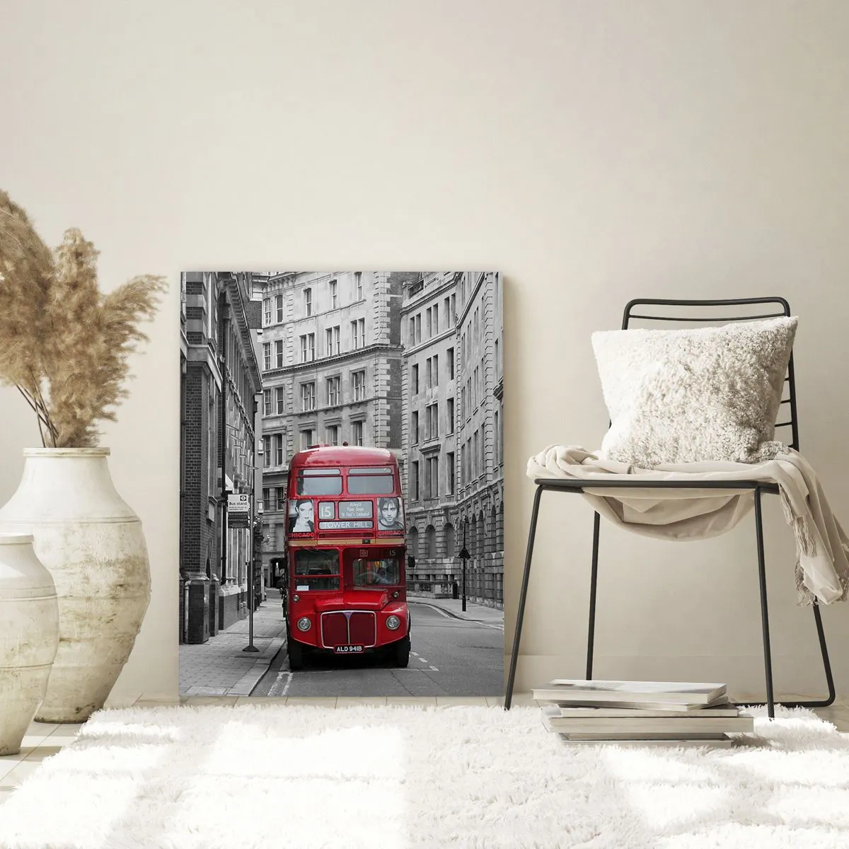 Impression sur verre - Image sur verre - Un bus rouge parmi les rues monochromes de la ville - 50x70cm - La vie de tous les jours ne doit pas être grise - Décoration murale moderne pour le salon et la chambre ARTTOR