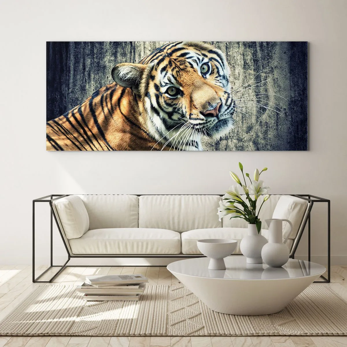 Impression sur verre - Image sur verre - Un tigre couché contre un mur à la texture rugueuse - 120x50cm - Portrait dans les flots de lumière - Décoration murale moderne pour le salon et la chambre ARTTOR