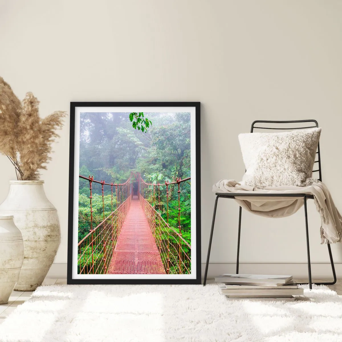 Affiche dans un cadre noir - Poster - Un pont suspendu dans une forêt tropicale enveloppée de brouillard - 50x70cm - Suspendu sur les couronnes - Décoration murale moderne pour le salon et la chambre ARTTOR