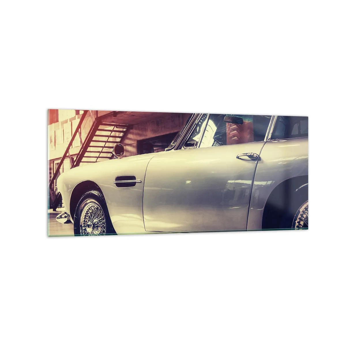 Impression sur verre - Image sur verre - Une voiture classique dans un garage élégant avec un intérieur industriel - 120x50cm - Les classiques ne vieillissent pas - Décoration murale moderne pour le salon et la chambre ARTTOR