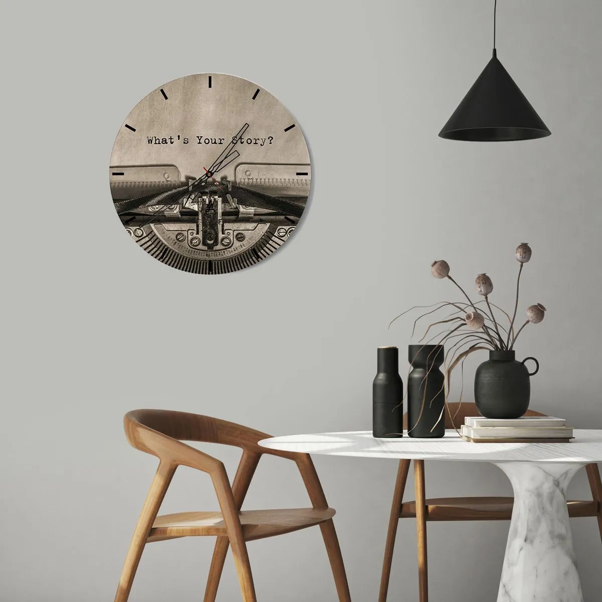 Horloge murale - Pendule murale - Gros plan d'une machine à écrire avec les mots « Quelle est votre histoire ? » - 30x30cm - Réponds-moi - Décoration murale moderne pour le salon, la cuisine et la chambre ARTTOR