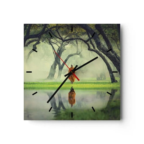 Horloge murale - Pendule murale - Un moine en robe orange dans une forêt avec un fond brumeux et un reflet dans l'eau. - 30x30cm - En route vers l'illumination - Décoration murale moderne pour le salon et la chambre ARTTOR