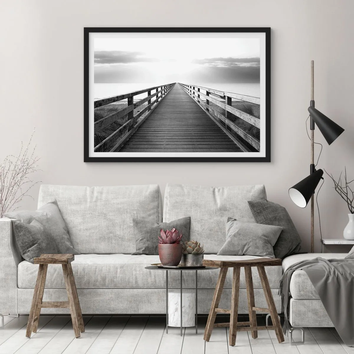 Affiche dans un cadre noir - Poster - Une image en noir et blanc d'une jetée en bois menant vers l'horizon. - 70x50cm - A perte de vue... - Décoration murale moderne pour le salon et la chambre ARTTOR