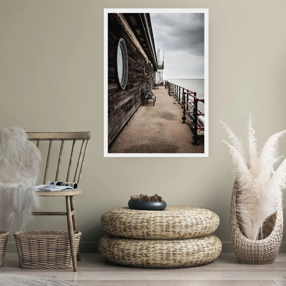 Affiche - Poster - Jetée en bois avec bancs au bord de la mer calme - 50x70cm - Le temps s'est arrêté - Décoration murale moderne pour le salon et la chambre ARTTOR