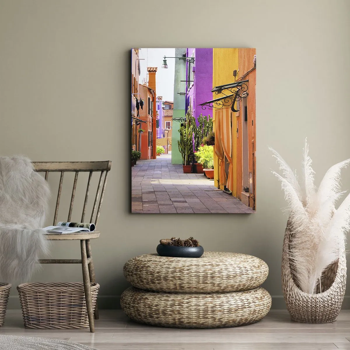 Impression sur toile - Image sur toile - Une rue colorée avec des immeubles aux tons clairs - 50x70cm - Allée arc-en-ciel - Décoration murale moderne pour le salon et la chambre ARTTOR